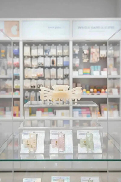 Miniso مشبك شعر كبير لامع مرخص بتصميم أنيق وقبضة قوية مقاس 9 سم