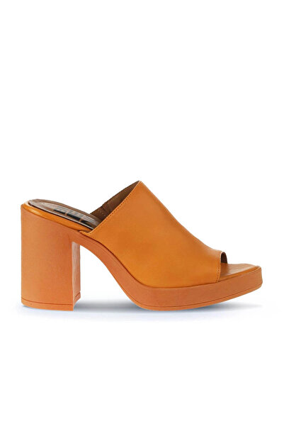 Bueno Shoes شبشب بكعب نسائي من الجلد باللون البرتقالي 01wy12306