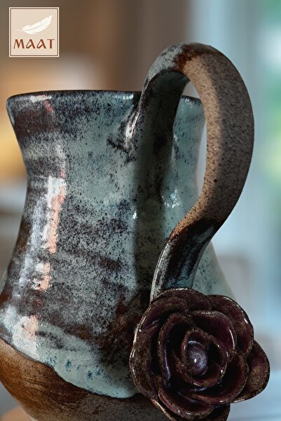MAAT SERAMİK El Yapımı Güllü Stoneware Sürahi Kahverengi Turkuaz Seramik