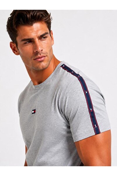 Tommy Hilfiger تي شيرت رجالي بشعار على الكتف