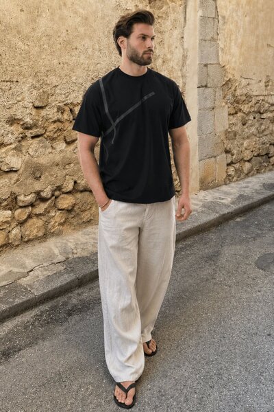 Madmext Μαύρο ανδρικό μπλουζάκι με λαιμόκοψη με λεπτομέρεια βαμβακερό E7033