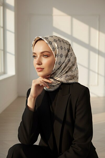 Vissona %100 Twill İpek Monogram Desenli Krem - Siyah Renkli 90x90 Eşarp Diki...