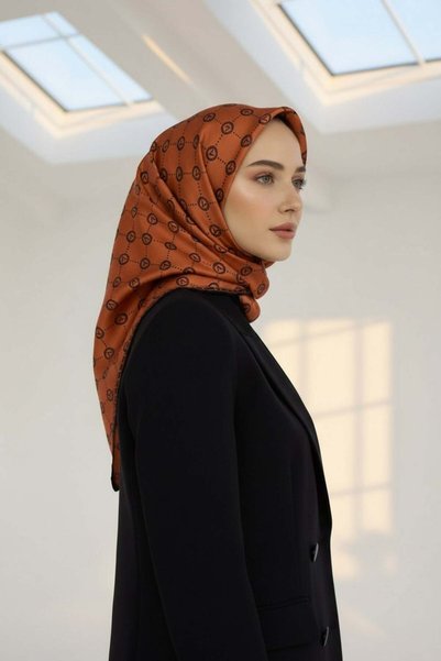 Vissona %100 Twill İpek Monogram Desenli Taba - Siyah Renkli 90x90 Eşarp Diki...