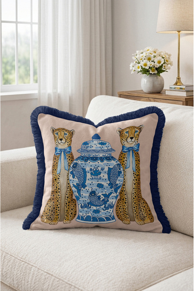 IdeCraft Leopar Figürlü Mavi Beyaz Chinoiserie Vazo Desenli Saçaklı Kırlent K...