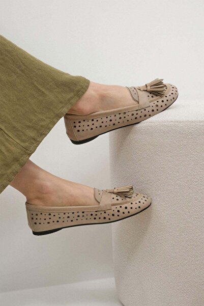 Mio Gusto Hazel Beige Color Tasseled Women's Loafer