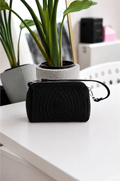 Moom Bag حقيبة كتف نسائية سوداء مزينة بسلسلة من الحجر المنقوش