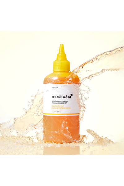 Medicube تونر كوجيك أسيد والكركم لتجديد البشرة (250 مل).