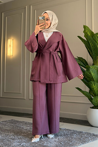 Suede Style 6506 - طقم نسائي أنيق ومريح من القماش الناعم المنسوج مع تفاصيل حز...