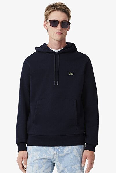Lacoste سويت شيرت رجالي كلاسيكي بقصة مريحة وياقة مزودة بغطاء للرأس باللون الأ...