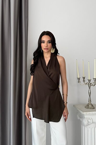 Serica Moda بلوزة بياقة هالتر مع إغلاق متقاطع باللون البني وتفاصيل مشبك