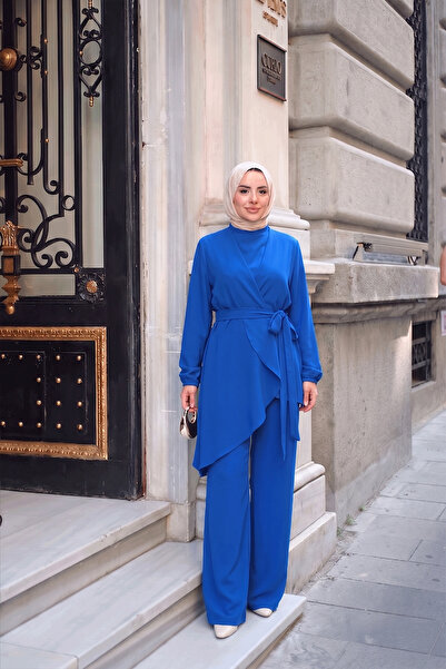 LOCCO بدلة نسائية بتفاصيل على شكل حرف V وربطة خصر باللون الأزرق