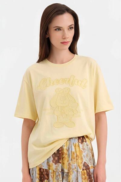 tw3 Women's Oversize Tshirt with Bead Embroidery Detail on the Front and Shor...