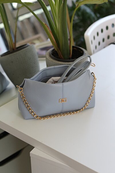 Moom Bag حقيبة كتف نسائية بسلسلة زرقاء وتفاصيل مفصلة