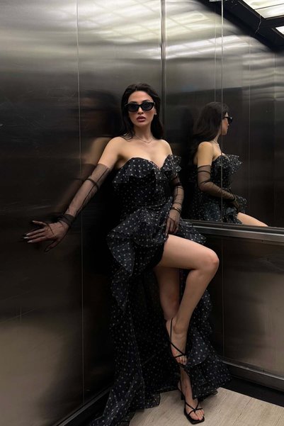 Serica Moda Rochie de seară neagră, fără bretele, cu volane și buline