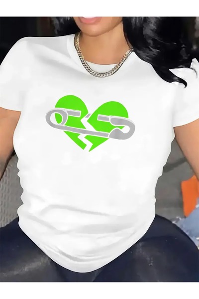 1001 Line تي شيرت بأكمام قصيرة بتصميم دبوس أمان على شكل قلب أخضر، مصنوع من قم...