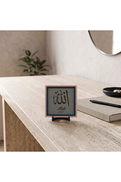Allah (C.C.) Yazılı Dekoratif Aksesuar, Modern Tasarım ve Manevi Duruşuyla Çalışma Masası İçin 10x10