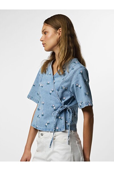 PIECES Wickeloberteil PCFLORA BESTICKTES DENIM WICKEL