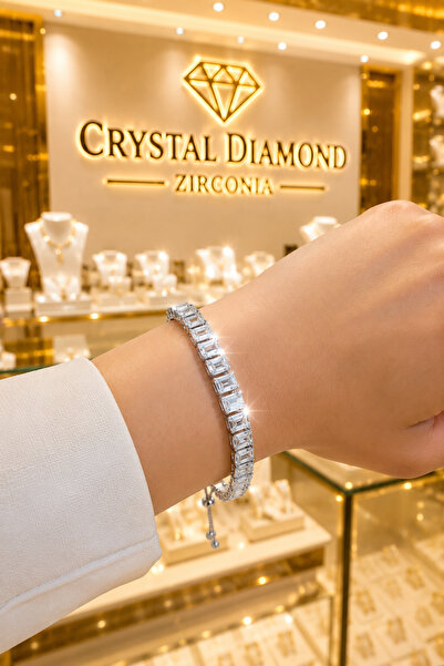 Crystal Diamond Zirconia Işıklı kutuda 0.35 karat baget asansörlü bileklik