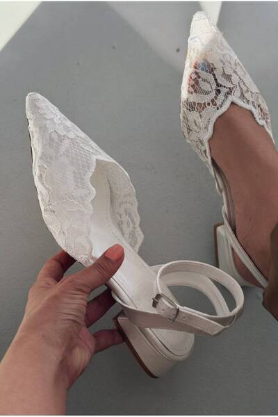 I Love Shoes حذاء جوفيل نسائي بكعب عالٍ من الدانتيل الأبيض