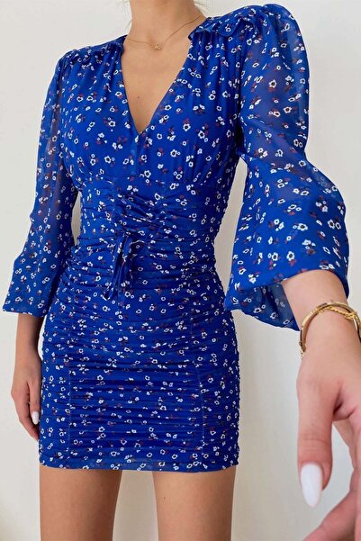 Mine Tan Butik فستان قصير بطبعة زهور وأكمام طويلة ورقبة على شكل حرف V - أزرق