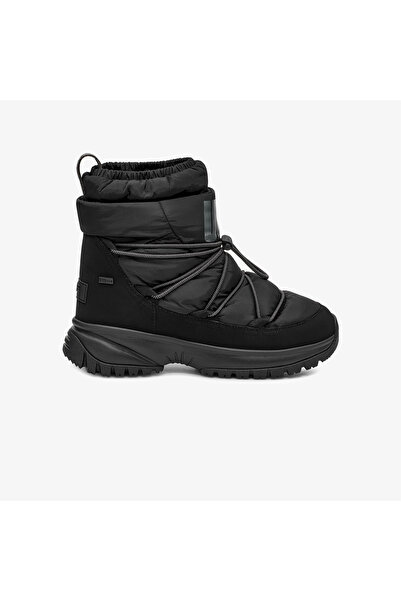 UGG حذاء يوسي بفر ميد للنساء باللون الأسود