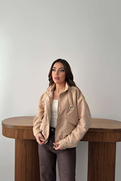 Moda Days سترة نسائية بيج ذات ياقة عالية وقصيرة بمظهر من الجلد السويدي مع تفا...