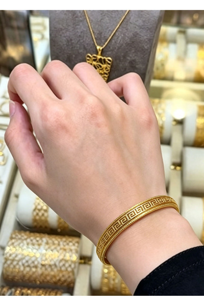 ALZAHR A classic, vintage-style women's bracelet featuring beaded edges and i...