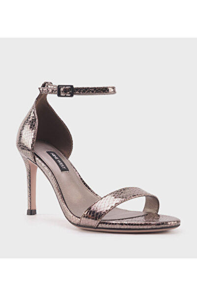 Nine West صنادل نسائية ذهبية مزخرفة