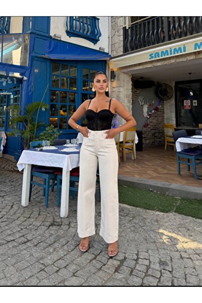 Yüksek bel, geniş paça beyaz jean.