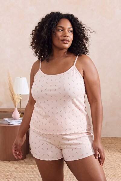 Trendyol Curve Rosa geblümtes Camisole-Pyjama-Set mit Trägern in Übergröße TB...