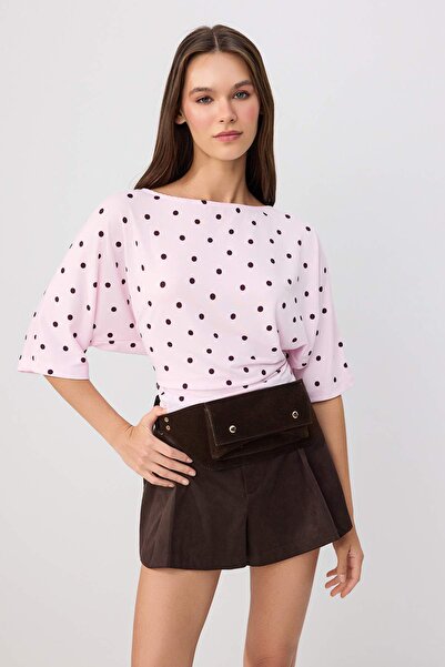 Trendyol Collection تي شيرت محبوك ذو ياقة قاربية وناعم الملمس باللون الوردي ا...
