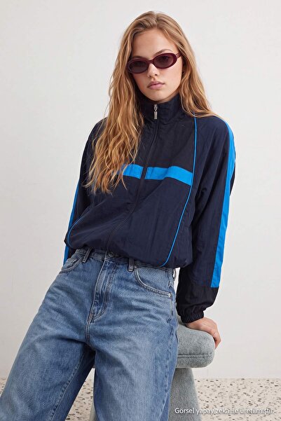 Trendyol Kollektion Schwarzer Oversize-Sommermantel mit Farbblock-Design TWOA...