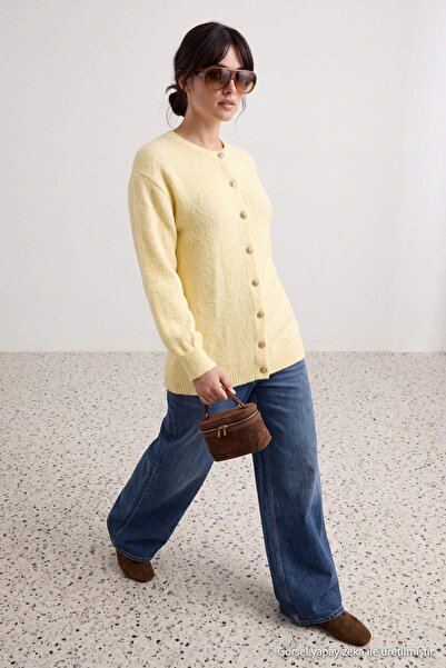 Trendyol Modest Gelbe Basic Bouclé-Strickjacke mit Knopfdetail und strukturie...