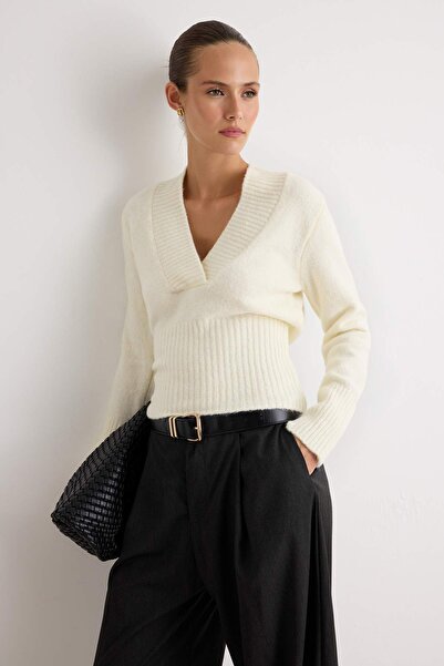 Trendyol Collection Ecru V-Neck Crop Soft Textured Knitwear Sweater Twoaw27Kz...