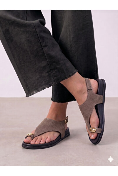 NUVE SHOES Kadın Süet Deri Günlük Parmak Arası Gold Tokalı Sandalet Vizon