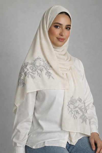 Veil Designer طرحه بوال طبقتين بتطريز فضي مطفي علي الطرفين اغصان الورد قماش ي...