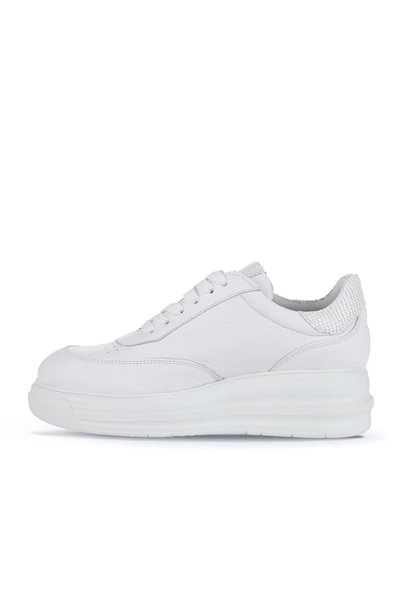 Bueno Shoes حذاء رياضي نسائي من الجلد الأبيض على شكل ثعبان 16wa8195