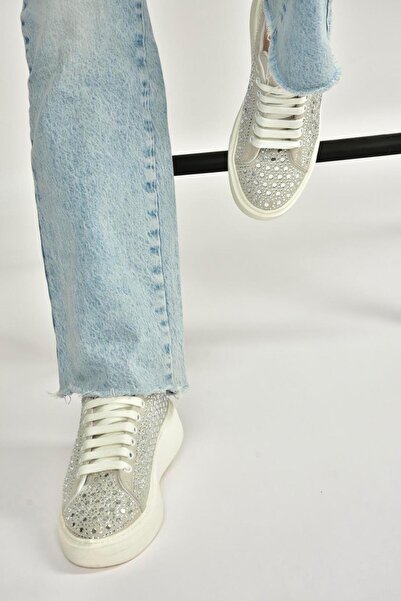 Fox Shoes Y444708402 حذاء رياضي نسائي من جلد الغزال الفضي مع تفاصيل حجرية