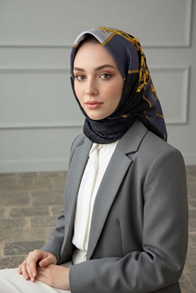 Vissona %100 Twill İpek Monogram Ve Barok Desenli Siyah - Gri Renkli 90x90 Eş...