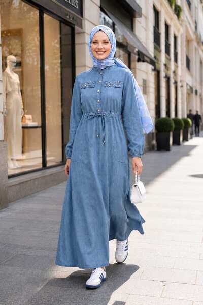 Hb Harma Time Butik فستان نسائي من الدنيم الأزرق الفاتح مزين بالأحجار وأربطة وأزرار