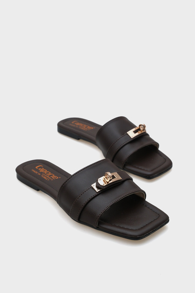 Capone Outfitters شبشب Kim للنساء