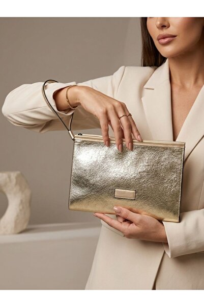 FEMME Γυναικεία τσάντα χειρός Katey σε χρυσό μεταλλικό χρώμα – Κομψό clutch μ...
