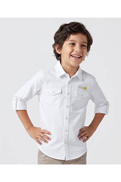 Pine kids قميص قطني منسوج بأكمام طويلة مع جيب أمامي وطباعة نصية - أبيض