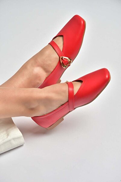 Fox Shoes Y726632609 حذاء باليه نسائي بتفاصيل مشبك على شكل قلب أحمر