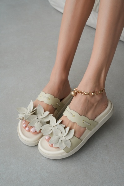 selin shoes شبشب نسائي من فيوليا بنعل مسطح وملحقات على شكل زهرة - إكرو/بيج
