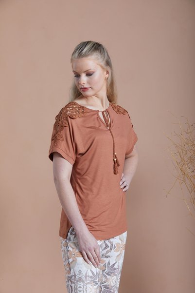 İPEKMOOD Shoulder Lace Detailed Lycra Cinnamon Colored Viscose Top/Printed Lycra Viscose Pants with Elastic Waist