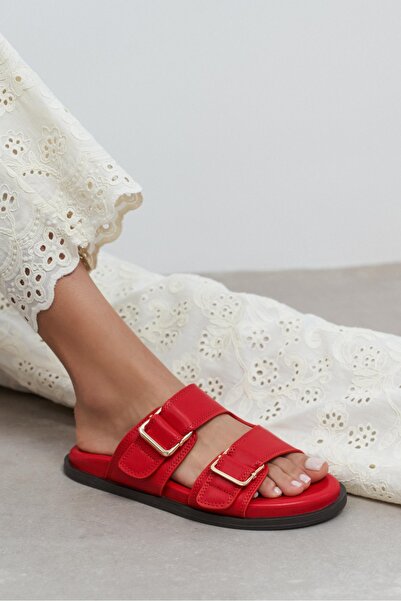 NİŞANTAŞI SHOES شبشب نسائي من لاري باللون الأحمر غير اللامع بتفاصيل مشبك مزدو...