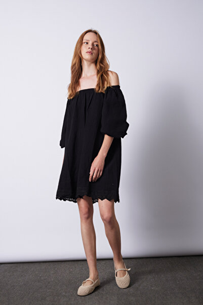 Nisan Lace-Detail Madonna Collar Dress