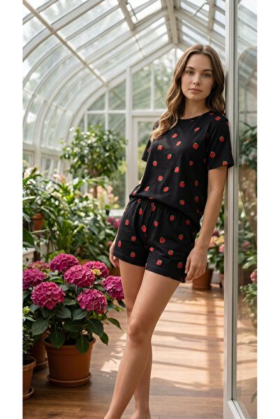 LANA HOMEWEAR SİYAH KISA KOL ÇİLEK BASKILI YUMUŞACIK MİLAN ŞORTLU PİJAMA TAKIMI.