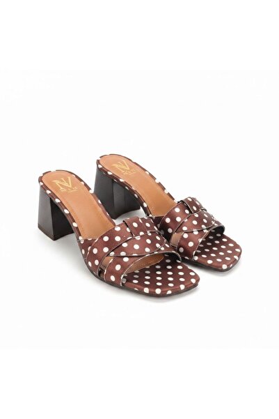 NE&VE SHOES نعال نسائية بكعب عالٍ بنقاط بولكا دوت وحزام متقاطع باللون البني